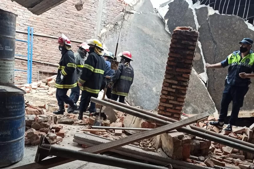 EN PLENO RESCATE. Bomberos trabajan para asistir a la niña de 11 años. Foto: Ministerio de Seguridad