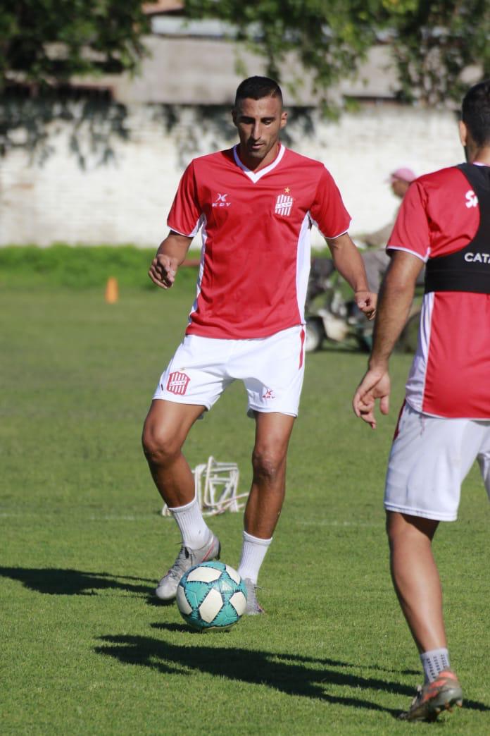 CAPITÁN DENTRO Y FUERA. Pellerano se acercó al hospital para apoyar al mediocampista Richard Prieto, actual jugador de Godoy Cruz. foto principal: alejandro cruz