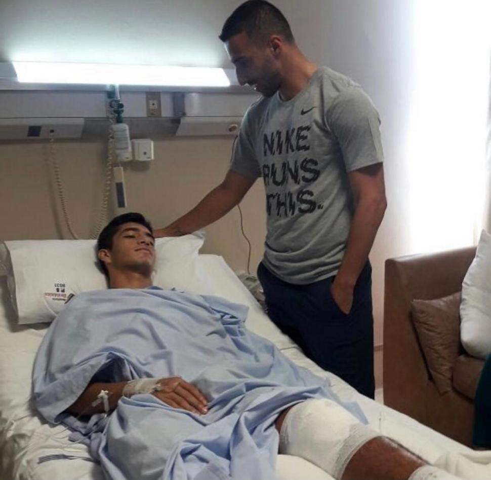 CAPITÁN DENTRO Y FUERA. Pellerano se acercó al hospital para apoyar al mediocampista Richard Prieto, actual jugador de Godoy Cruz. foto principal: alejandro cruz