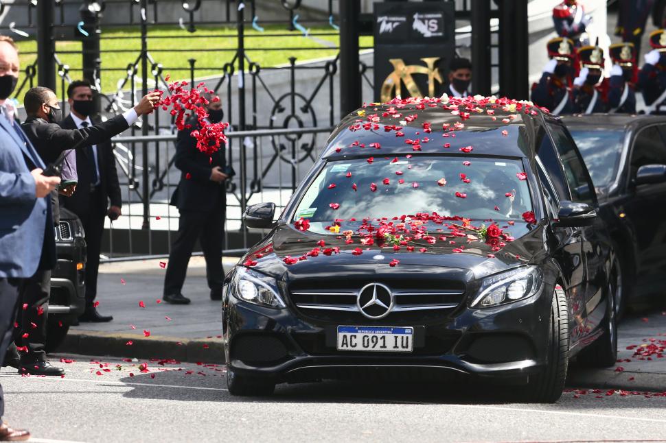 LLUVIA DE ROSAS. De esta manera se despide al cortejo fúnebre. 