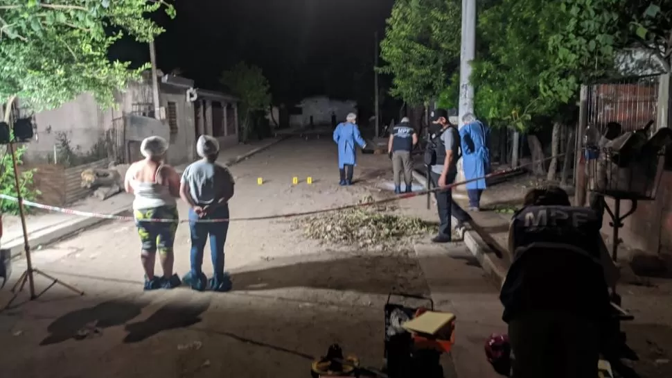 INSPECCIONANDO LA ESCENA. Los peritos del ECIF buscan evidencias en el lugar del ataque.  