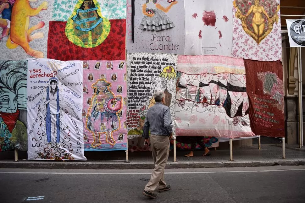 INTERVENCION. La fachada del Museo Timoteo Navarro, cuando fue cubierta por una acción feminista del GIT. la gaceta / foto de Inés Quinteros Orio (archivo)