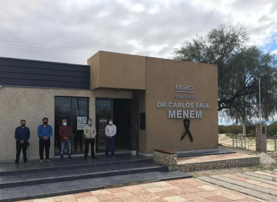 HOMENAJE Y ORACIÓN.  En el Paseo Menem, museo ubicado en la entrada de Anillaco, los funcionarios hicieron una breve despedida. la gaceta / fotos de roberto delgado (enviado especial)    