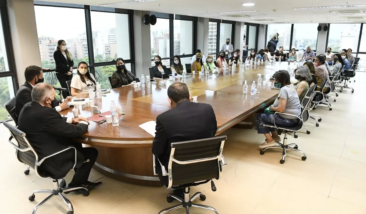 MESA AMPLIA. Jaldo encabezó el encuentro con organizaciones de defensa de los animales. Foto: Prensa HLT