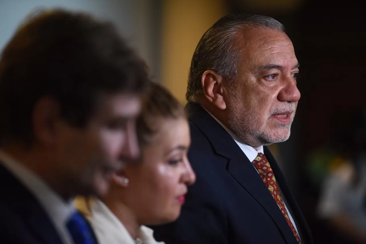 LA DEFENSA. Enrique Pedicone, junto a los abogados Fernanda Battig y Arnaldo Ahumada.