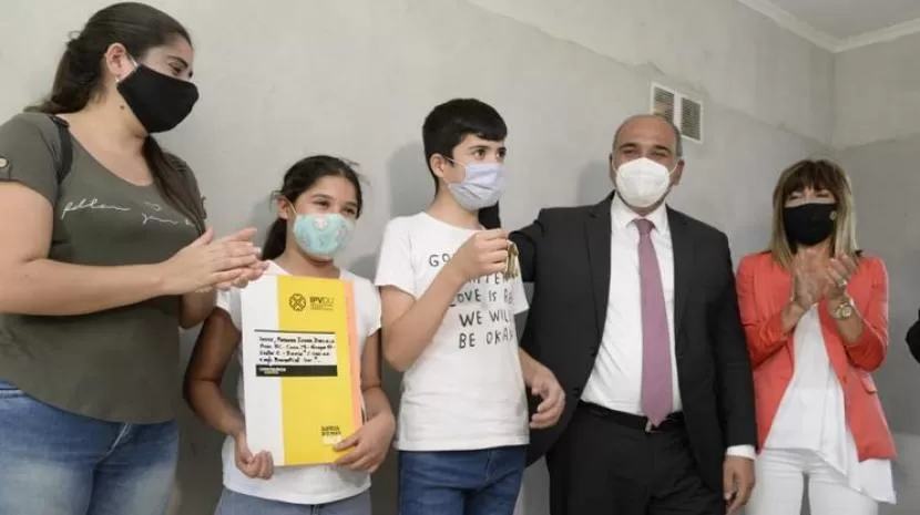 El Gobierno provincial entregó 112 viviendas en Manantial Sur