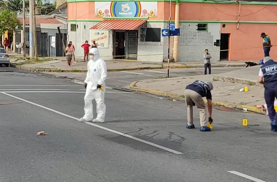 BUSCANDO PRUEBAS. Los peritos analizan la escena donde fue asesinada la enfermera jubilada Susana Mansilla hace 10 días. 