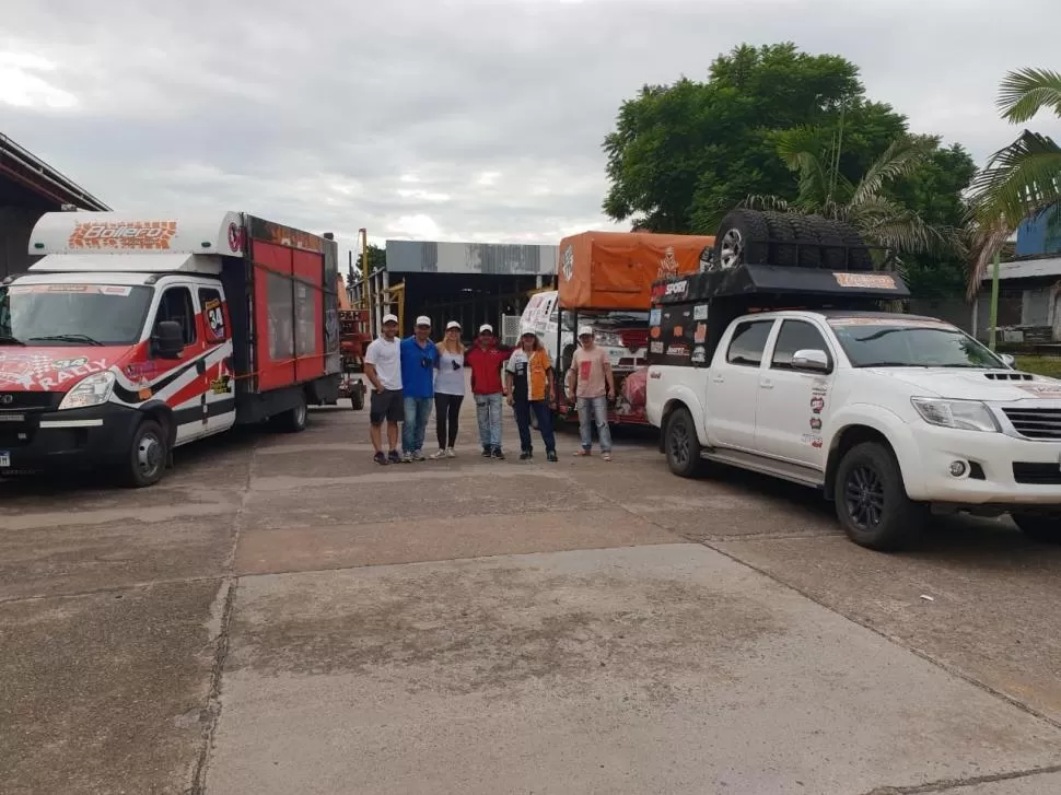 EN CARAVANA. El equipo de los Bollero se fue ayer, con sueños de protagonismo con la Toyota SW4 T2 diésel. 