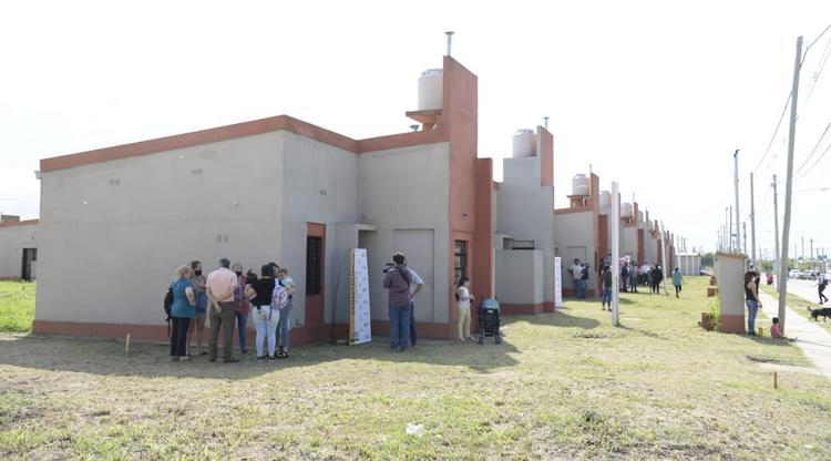 El Gobierno provincial entregó 112 viviendas en Manantial Sur