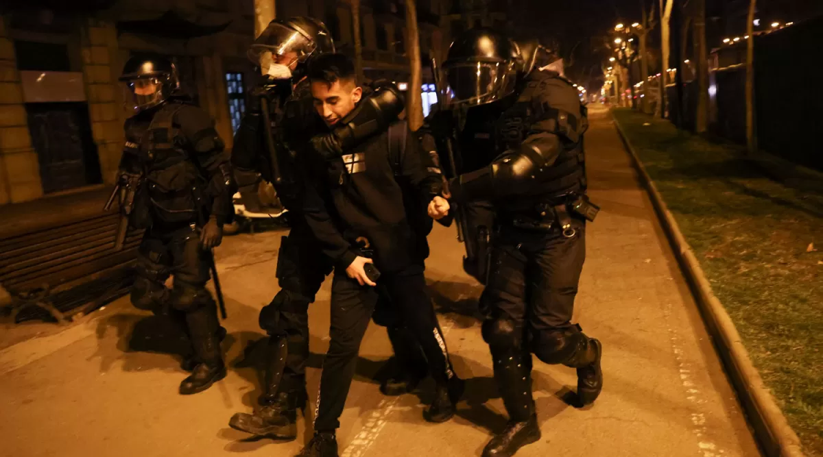 PROTESTA. Un manifestante es llevado detenido en Barcelona.