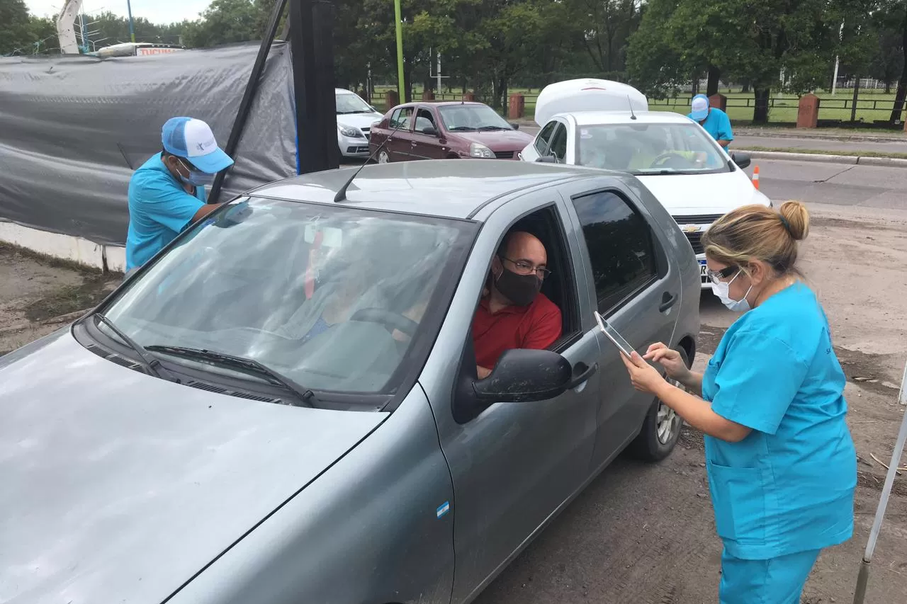 ACOMPAÑADOS. Adultos mayores llegan en automóvil al centro de vacunación, en la sede del 107. Foto LA GACETA / Inés Quinteros Orio