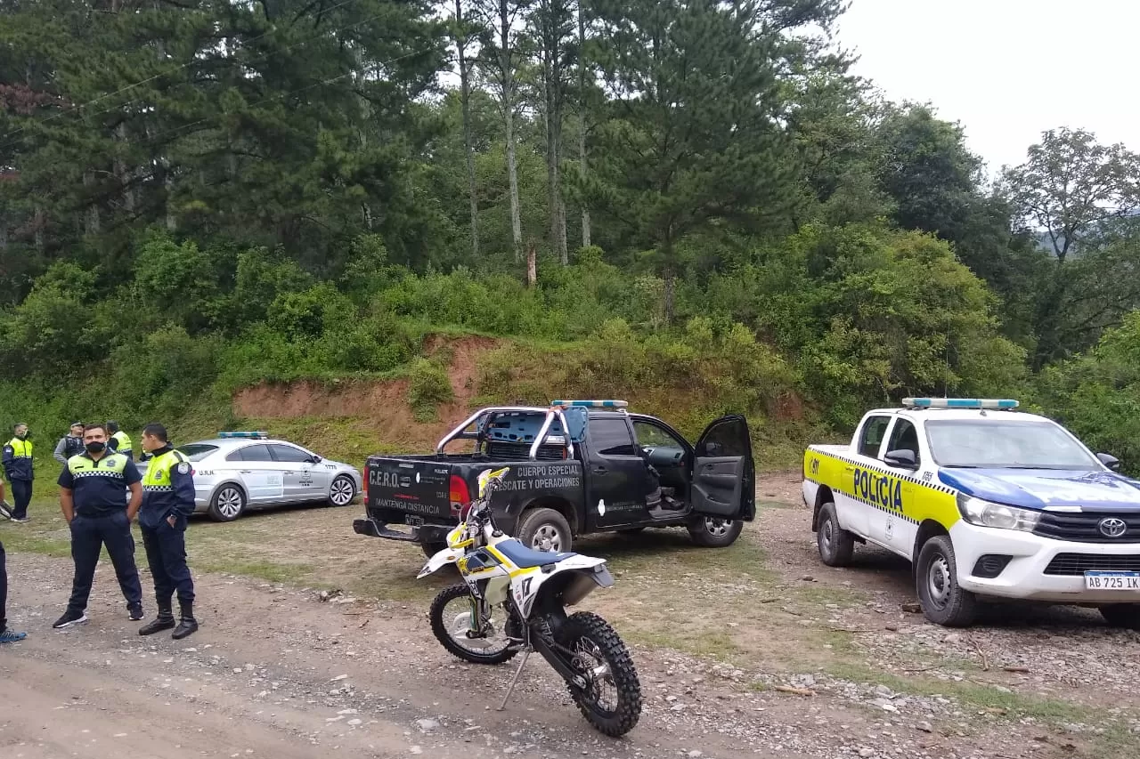 Operativo policial en la montaña. 