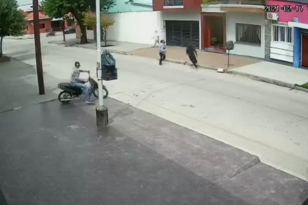 Video: una mujer sufre el arrebato de su celular a plena luz del día, en Concepción