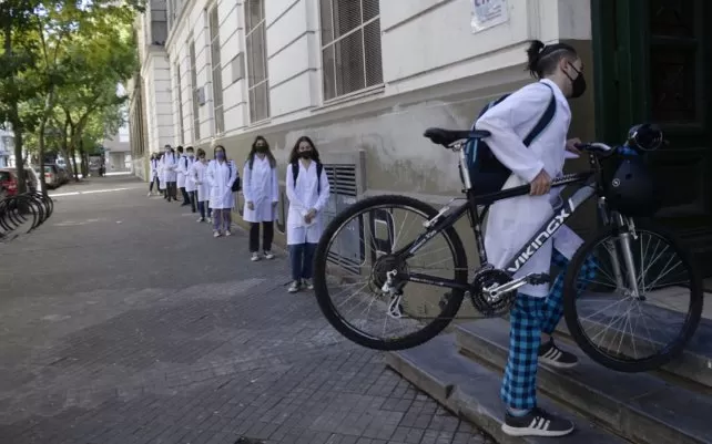 EN SU PROPIA BICI. Ingreso de alumnos en una escuela de Rosario. diario la capital de rosario