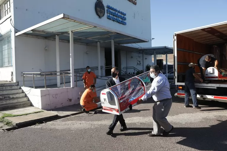 Llegaron las cápsulas de aislamiento para el traslado de pacientes con coronavirus