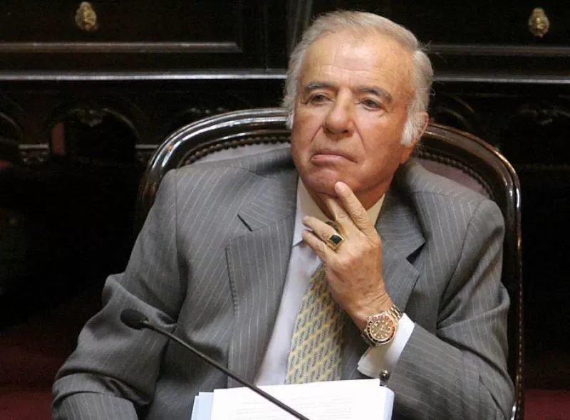 DISTINTIVO. El anillo característico acompañó a Menem durante casi toda su trayectoria.  