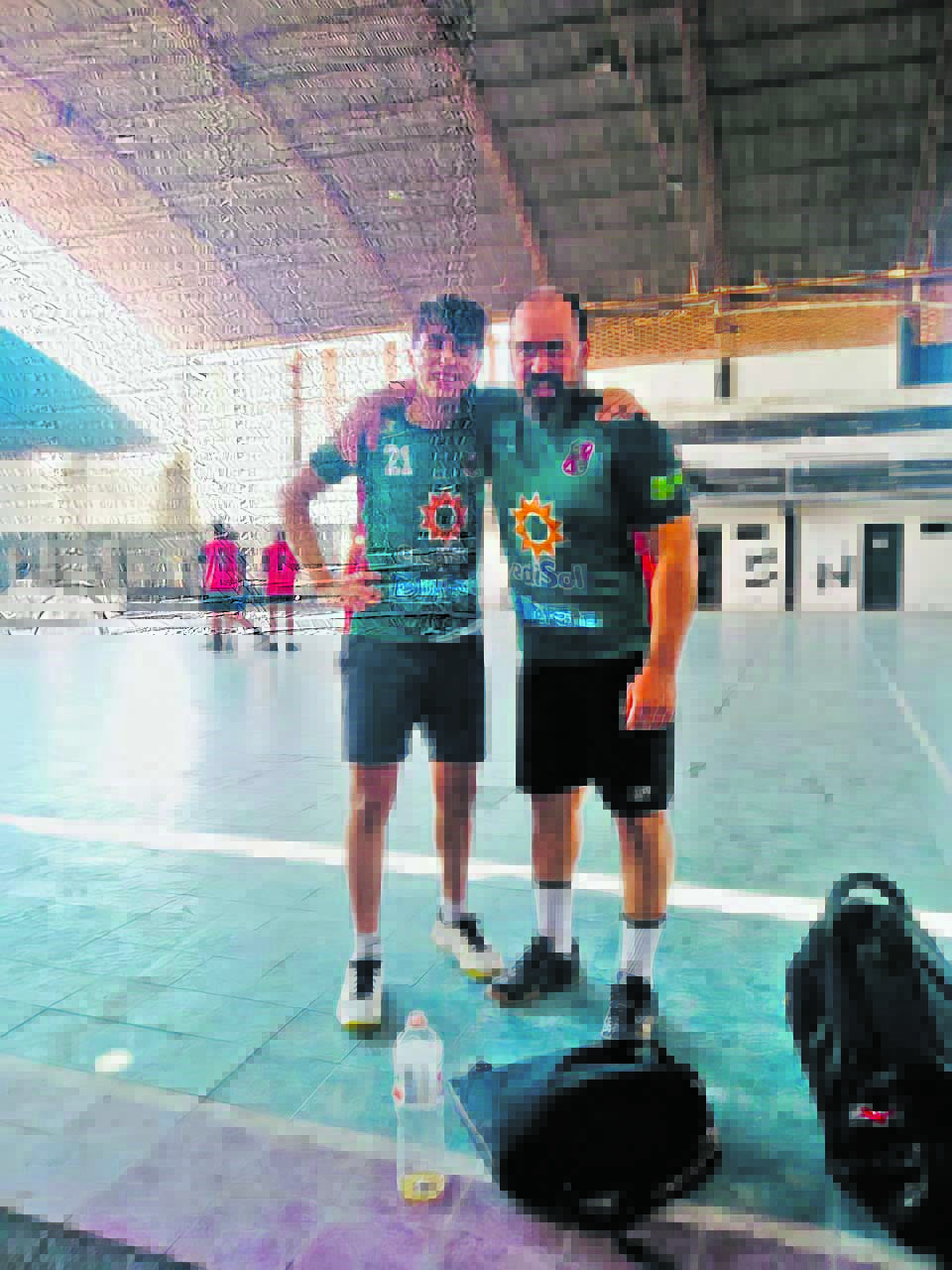 FAMILIA. Amado (derecha) sueña con dejar el handball luego de compartir equipo con su hijo (izquierda).  
