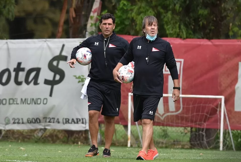 TRABAJO SERIO. Zielinski, junto a su ayudante de campo, Emmanuel Depaoli. FOTO TOMADA DE TWITTER.COM/EDELPOFICIAL 