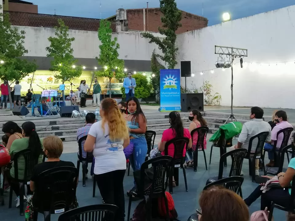Zambas y chacareras al aire libre y en las peñas
