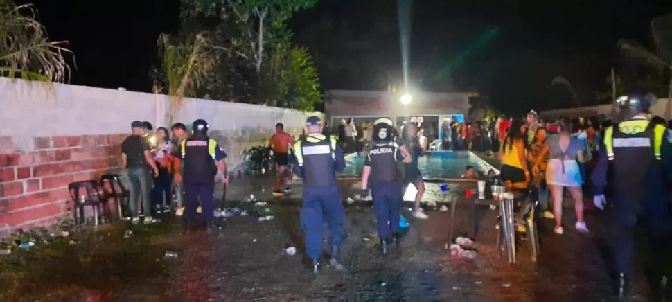 A LA CASA. Policías desalojan una fiesta que se hacía en Famaillá.  