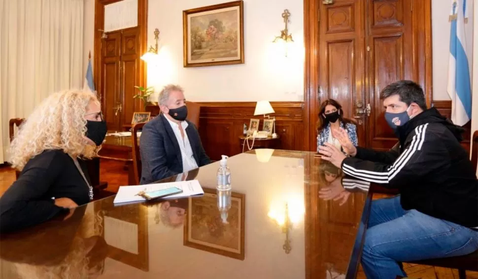 COMPÁS DE ESPERA. Rafael Pirlo y Marcelo Corbalán Costilla presentaron protocolos de hockey y rugby recientemente. Al igual que el resto, esperan respuestas para dar señal de comienzo en sus deportes.  