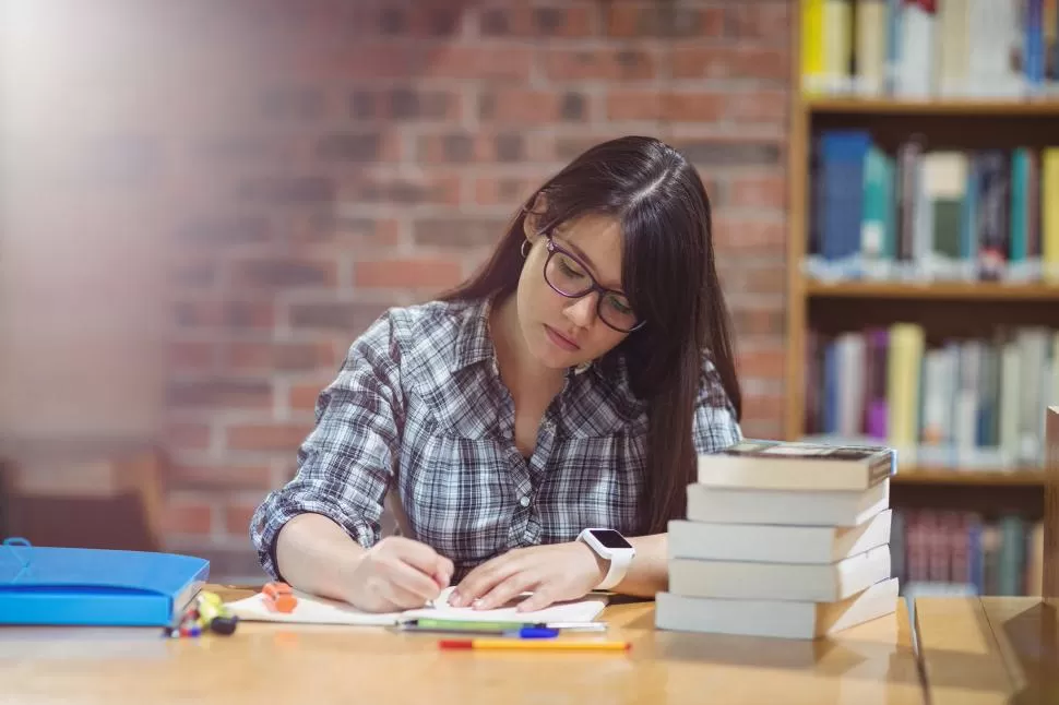 COMIÉNDOSE LAS UÑAS. El miedo a rendir genera ansiedad en muchos alumnos universitarios, pero hay técnicas que facilitan la relajación y el éxito. 