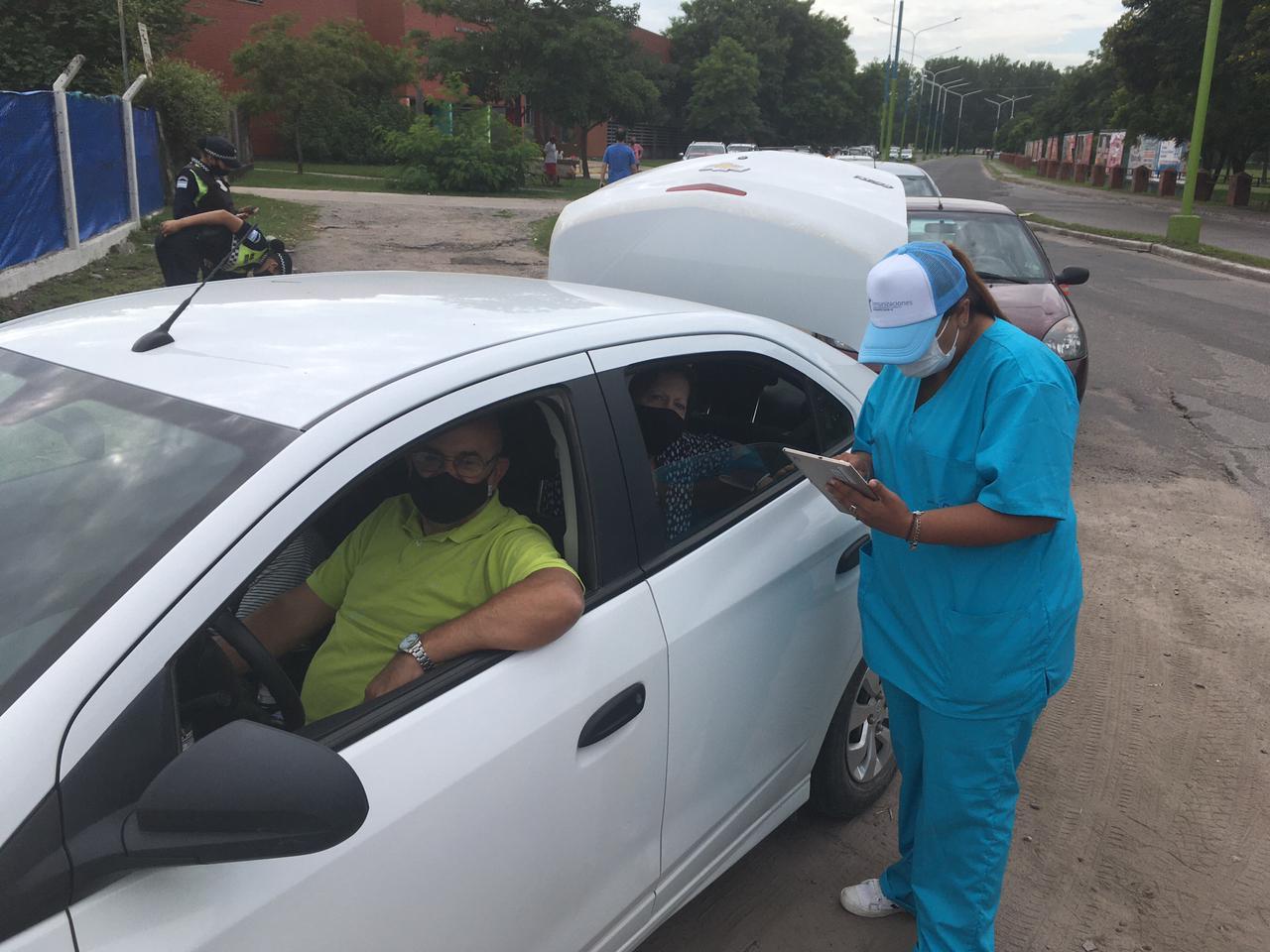 CAMPAÑA DE VACUNACIÓN. Mayores de 70 que concurrieron en auto pasan por los boxes. Foto: Inés Quinteros Orio / LA GACETA