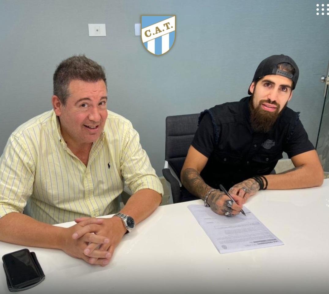 EL GANCHO. Abbondándolo, en el momento en el que Benítez puso la firma. 