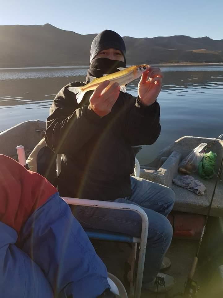 EN ALTURA. El pescador eligió La Angostura como una de los mejores sitios para capturar pejerreyes.