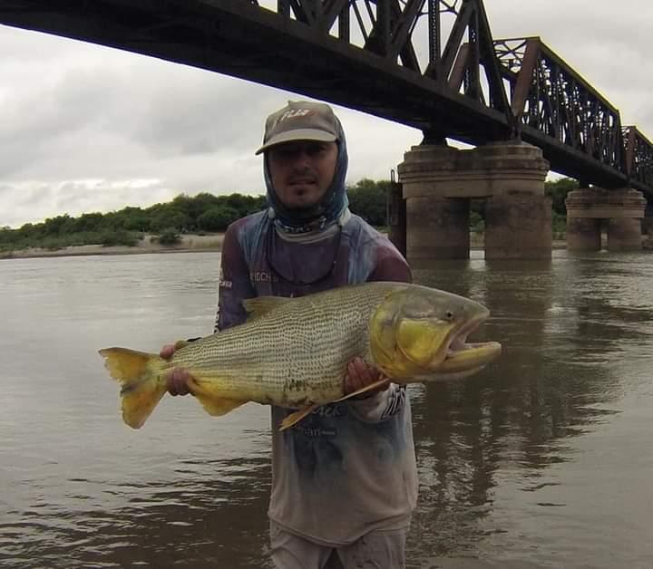 UN CLÁSICO. El influencer en una jornada de pesca en La Dormida, Loreto.