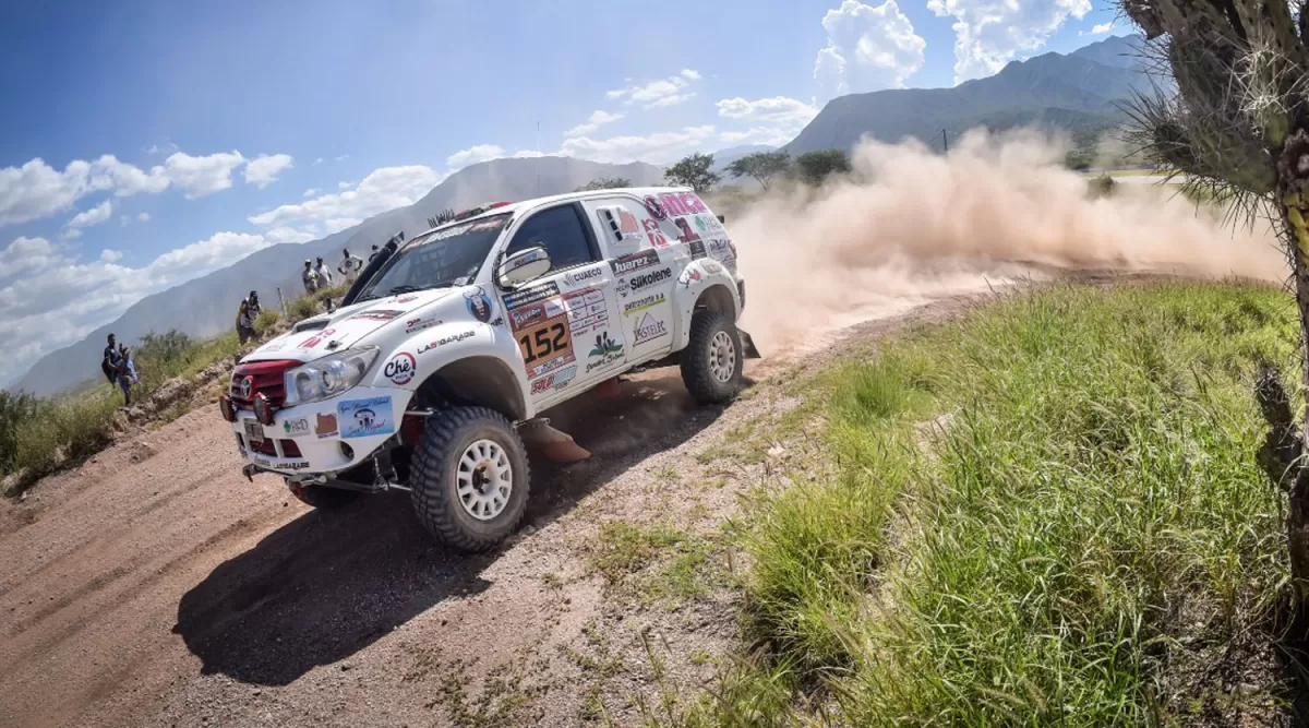 EN CARRERA. Los Bollero buscan sacarle el mejor rendimiento a la Toyota SW4 de la T2 diésel. PACO FOTO AGENCIA