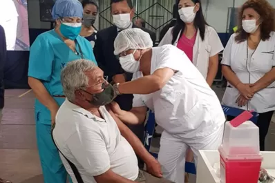 Vacunatorios VIP: cómo repercutió el escándalo nacional en la provincia