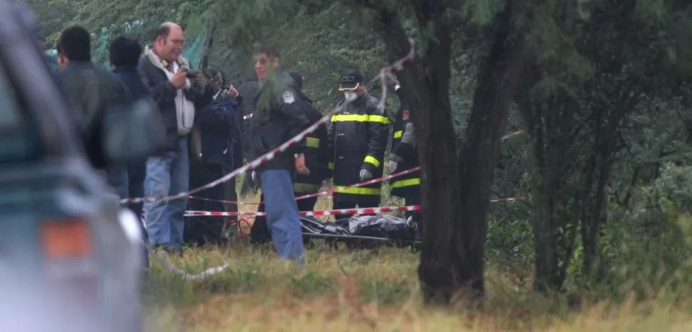 EL LUGAR DEL HALLAZGO. El cuerpo de Paulina fue encontrado a la vera de la ruta 341 que conduce a Raco, en el paraje conocido como La Yesera. La escena corresponde al 12 de marzo.