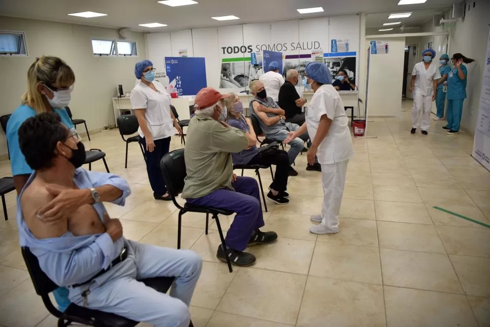 TODO LISTO. Quienes habían recibido el pinchazo debían esperar unos minutos en una sala para controlar que no tuvieran efectos adversos. LA GACETA / Foto de INÉS QUINTEROS ORIO