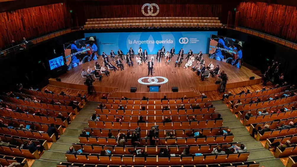 EN LA EX SEDE DEL CORREO CENTRAL Fernández lanzó el Consejo con la presencia de líderes gremiales, empresariales, científicos y hasta religiosos. Lo acompañaron miembros del Gabinete. télam