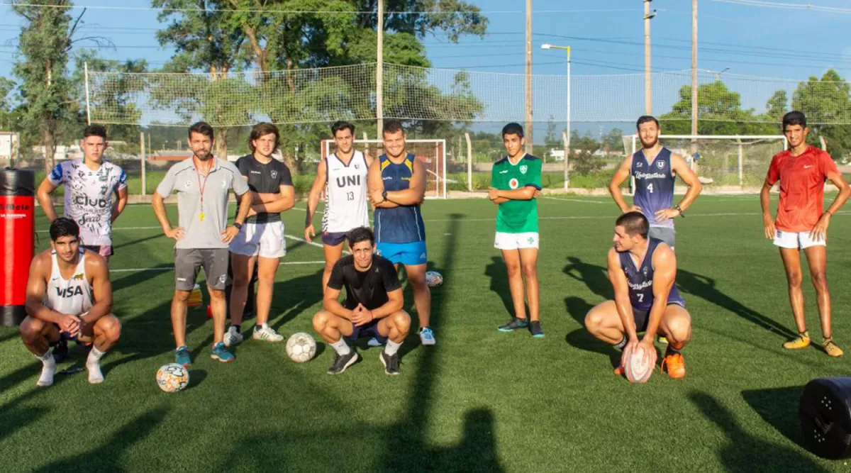 EN LOMAS DE TAFÍ. Federico Puerari, de Universitario, junto con sus alumnos juveniles y mayores en una de las prácticas de la escuela de rugby que abrió a principios de año en el complejo La Diagonal.  