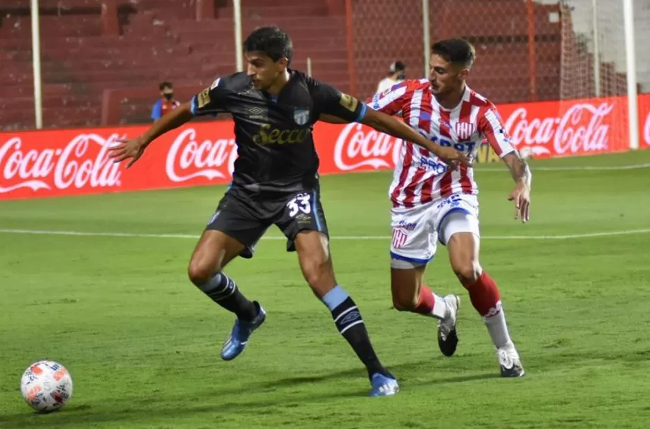 FIRMEZA EN EL FONDO. Santiago Vergini se acopló muy bien en la zaga junto con Guillermo Ortiz. Ambos serán titulares. 