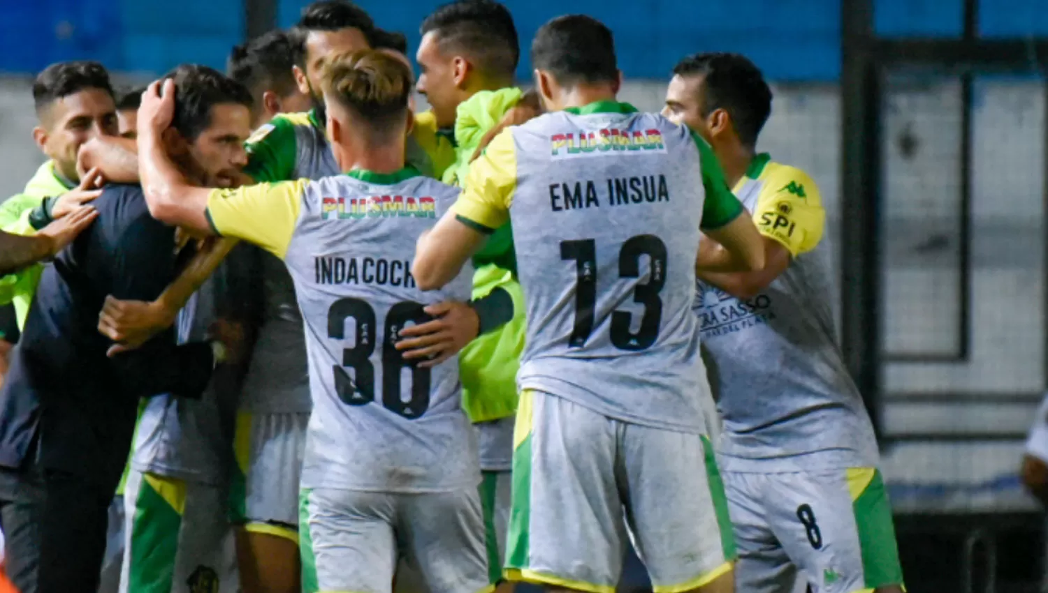 EL ABRAZO. Los jugadores de Aldosivi buscan consolar al DT en medio del encuentro ante Racing.