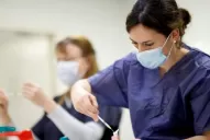 Quienes son los funcionarios nacionales que se pusieron la vacuna