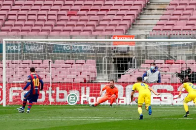 Messi anotó y batió otro récord en el empate de Barcelona