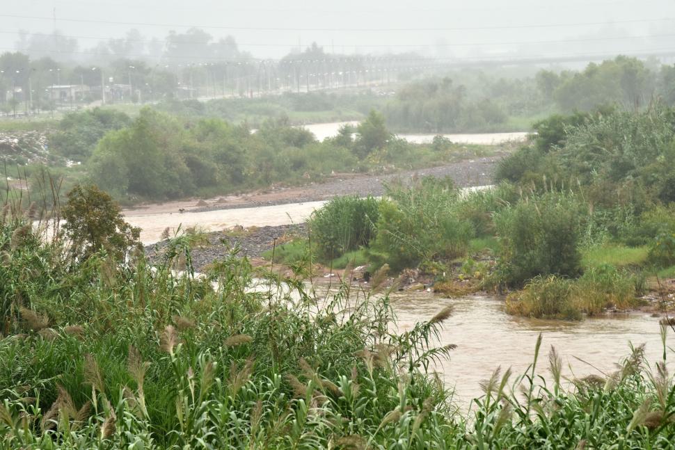 SIN MANTENIMIENTO. La basura recorre kilómetros y afecta todo el acuífero.