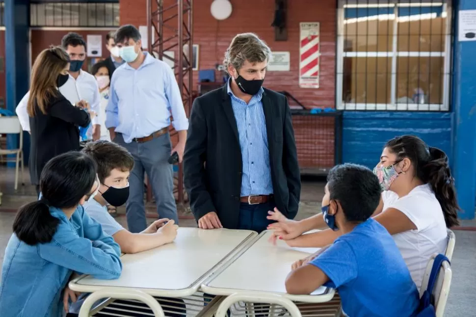 PRIMER PASO. El intendente de Yerba Buena, Mariano Campero, participó de esta “prueba piloto” de la vuelta a clases. 