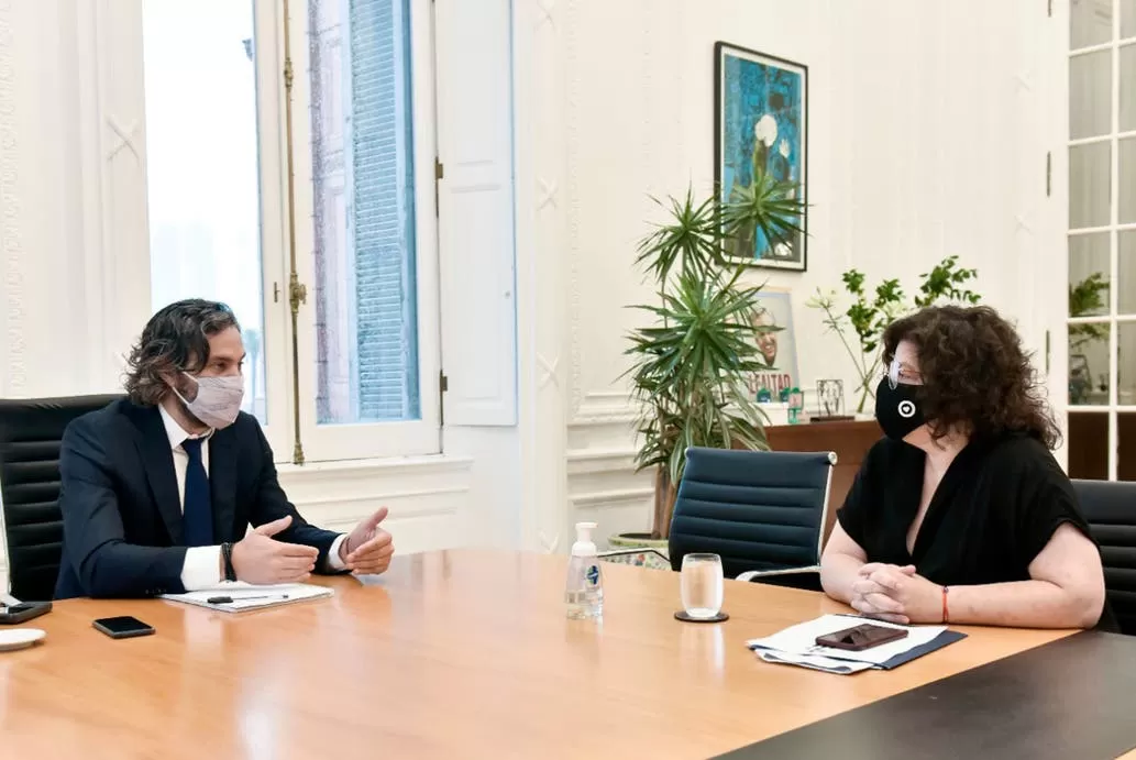 REUNIÓN. El jefe de Gabinete, Santiago Cafiero junto a la nueva ministra de Salud, Carla Vizzotti.