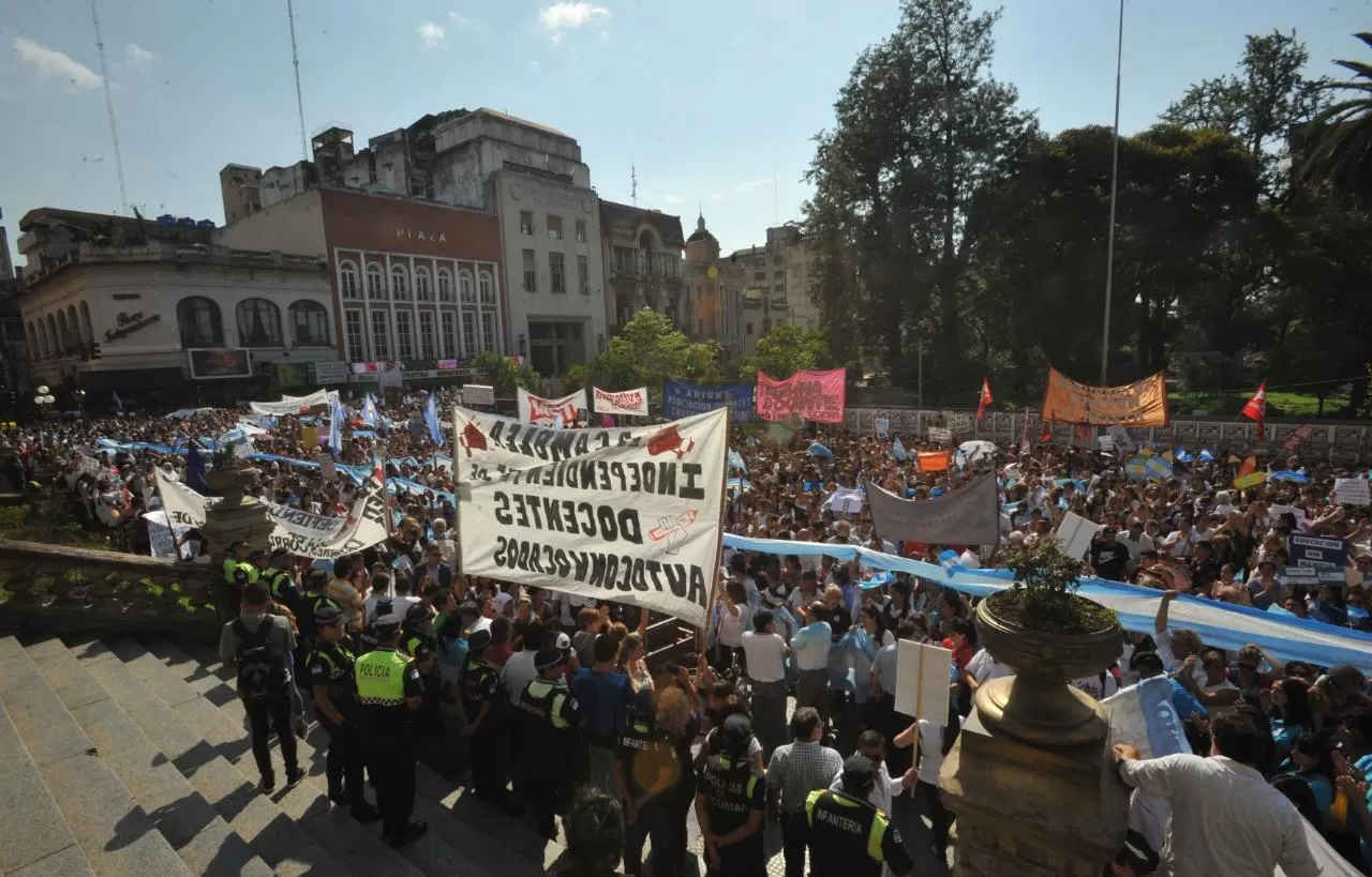 DOCENTES AUTOCONVOCADOS. Protesta en marzo de 2020, frente a la Casa de Gobierno. Foto LA GACETA / ARCHIVO (Antonio Ferroni)