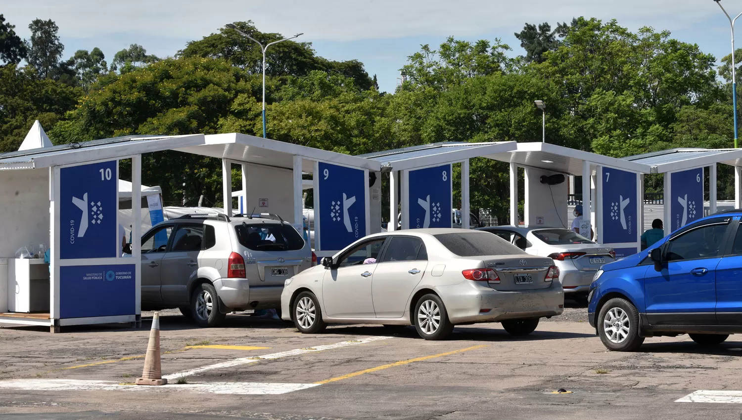 EN EL 107. Uno de los puntos de vacunación está ubicado a metros de la terminal de colectivos, sobre avenida Brígido Terán. 