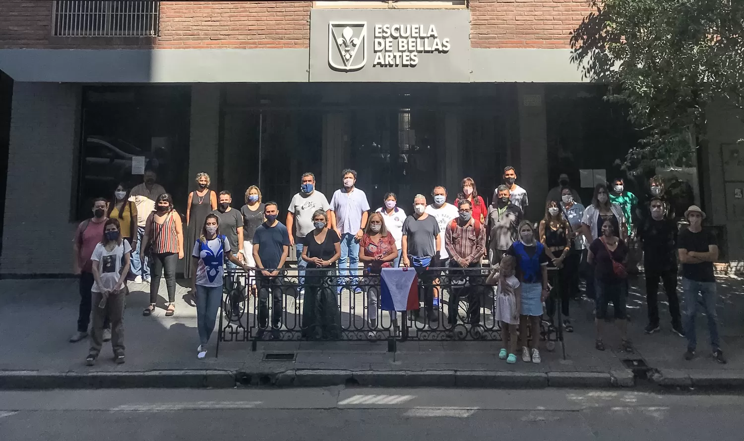 Autoridades y docentes de la EBA acordaron un plan de acción. Luego se fotografiaron en la puerta de la escuela.