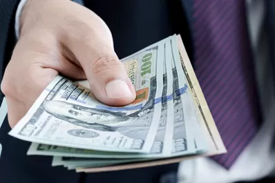 Los llamados dólares bursátiles registran una leve baja, mientras el oficial sigue subiendo