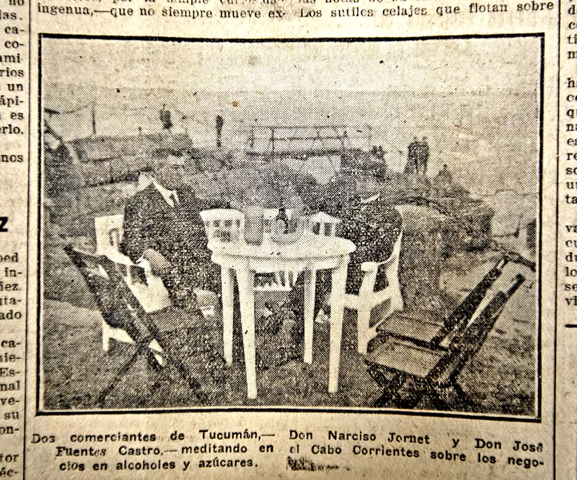 CABO CORRIENTES. Dos visitantes comiendo en las cercanías de la zona donde las sierras de tandilía se asoman al océano Atlántico.  