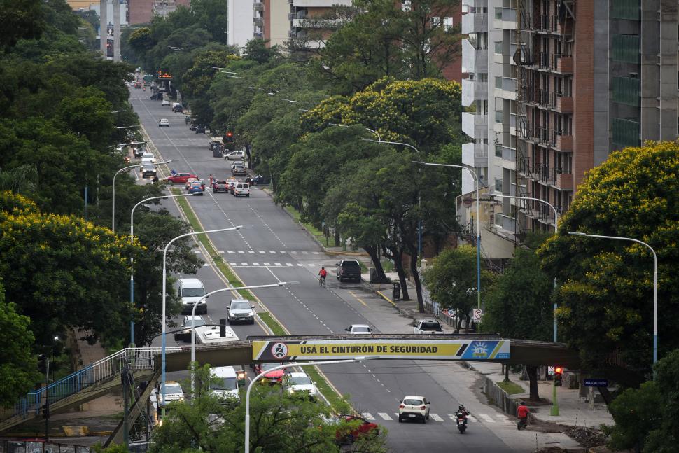 AVENIDA MATE DE LUNA. Vista desde el puente peatonal hasta el Monumento del Bicentenario.