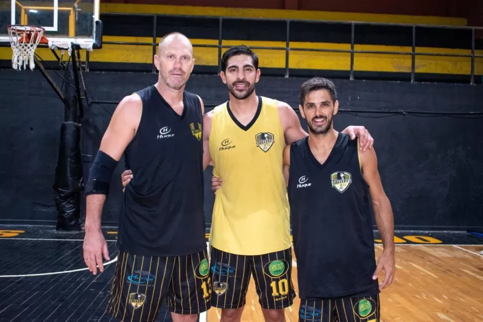  JUNTOS. Con Jerónimo Solórzono y Gastón García, en un alto de una práctica.   